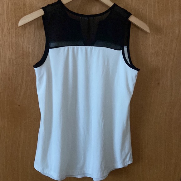 Cute white top w/ black detail. 😍 - Picture 3 of 4